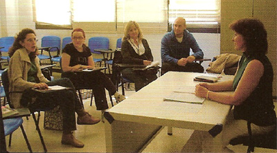 La directora de ELV impartiendo clase de conversaci&oacute;n en la EOI de Las Rozas